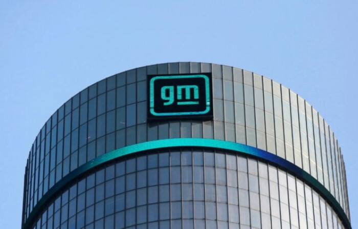 El logotipo de GM en la fachada de la sede de General Motors en Detroit el 16 de marzo de 2021. Rebecca Cook/Reuters