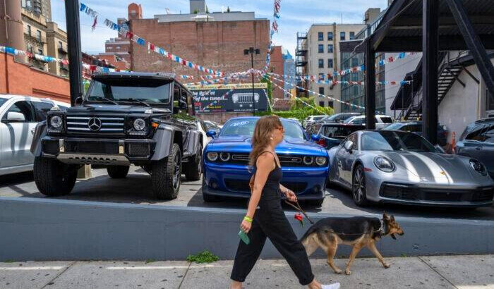 Los autos usados se exhiben en un concesionario en la ciudad de Nueva York el 10 de junio de 2022. Spencer Platt/Getty Images