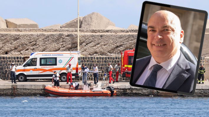 Composición: Servicios de emergencia en el lugar de la búsqueda de un barco desaparecido, en Porticello Santa Flavia, Italia, el lunes 19 de agosto de 2024. (Alberto Lo Bianco/LaPresse vía AP); Mike Lynch, exdirector ejecutivo de Autonomy Corp sale del edificio Rolls el 27 de junio de 2019 en Londres, Inglaterra. (Dan Kitwood/Getty Images)
