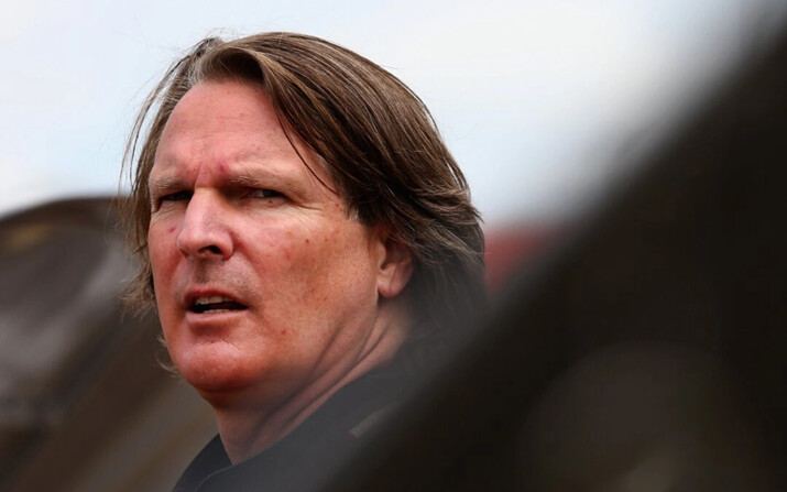 Scott Bloomquist se prepara para la práctica del Mudsummer Classic inaugural de la NASCAR Camping World Truck Series en Rossburg, Ohio, el 24 de julio de 2013. (Tom Pennington/Getty Images)