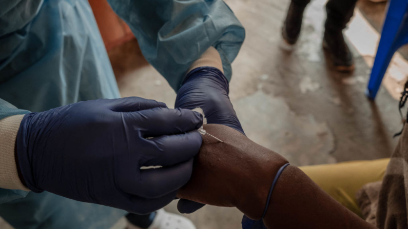 Un trabajador de la salud toma una muestra en el centro de tratamiento Mpox del hospital general de referencia Nyiragongo, al norte de la ciudad de Goma en la República Democrática del Congo, el 16 de agosto de 2024. 