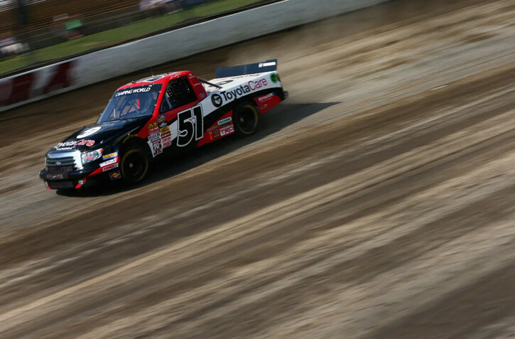 Scott Bloomquist conduce el Toyota #51 ToyotaCare durante la práctica del Mudsummer Classic inaugural de la NASCAR Camping World Truck Series, en Rossburg, Ohio, el 23 de julio de 2013. (Tom Pennington/Getty Images)