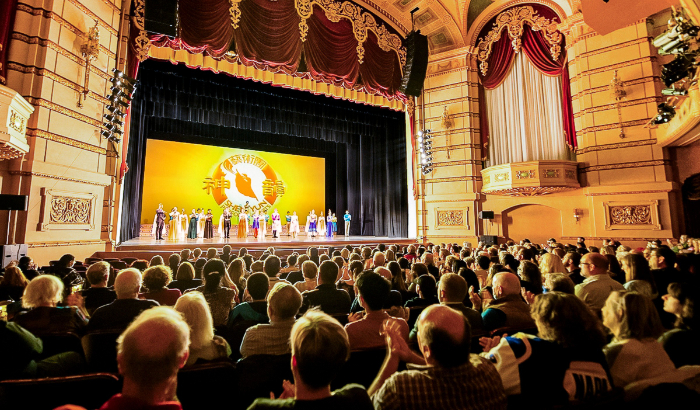 Los artistas de Shen Yun se reúnen en el escenario durante el cierre de un espectáculo en el Paramount Theatre de Cedar Rapids, Iowa, el 24 de octubre de 2021. (Hu Chen/The Epoch Times)