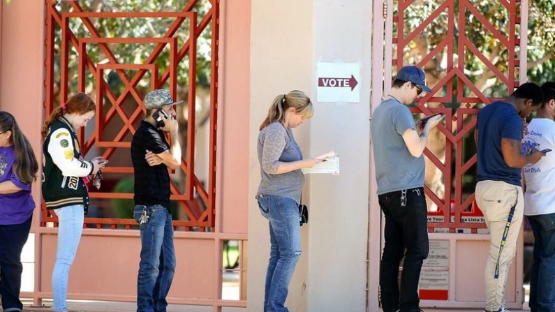 Votantes de Arizona esperan en fila para emitir su voto en un centro de votación durante las elecciones de medio término en Phoenix, Arizona, el 6 de noviembre de 2018. Ralph Freso/Getty Images