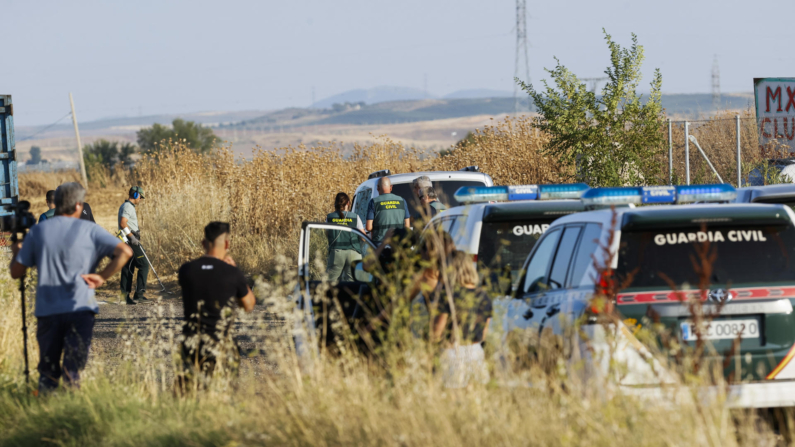 MOCEJÓN (TOLEDO), 19/08/2024.- La Guardia Civil rastrea el canal de Mocejón y registra dos domicilios de esta localidad toledana en la que fue asesinado el niño de 11 años Mateo, un crimen por el que ha sido detenido este lunes un joven de 20 años. EFE/ Ismael Herrero