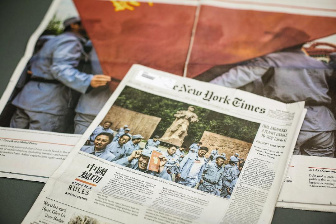 The New York Times publicó una sección titulada "China Rules" en su edición del 25 de noviembre de 2018. La sección incluía caracteres chinos gigantes sobre un fondo rojo y un informe elogioso sobre el Partido Comunista Chino, al mismo tiempo que criticaba a Estados Unidos. Samira Bouaou/The Epoch Times