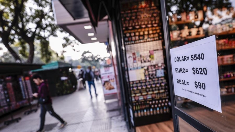 Fotografía de archivo fechada el 26 de abril de 2023 que muestra un aviso con el precio de varias divisas en una tienda en Buenos Aires (Argentina). EFE/ Juan Ignacio Roncoroni