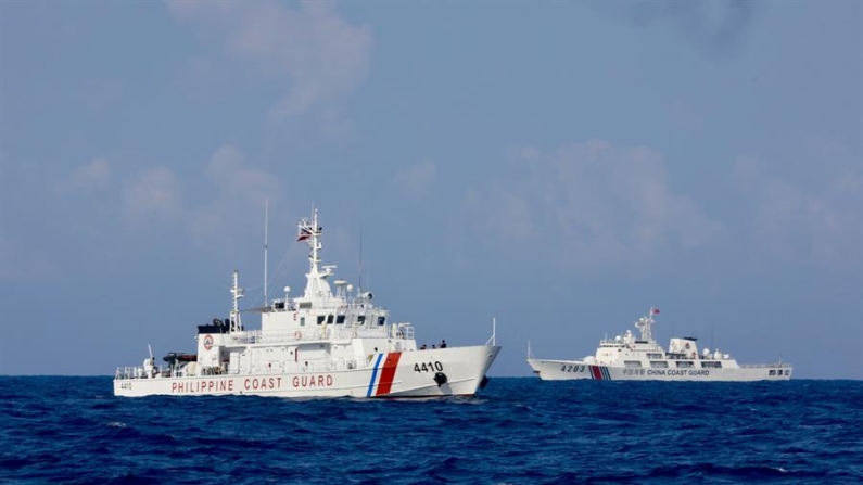 Fotografía de archivo de barcos de la guardiacostera de China y Filipinas en el mar de China Meridional, donde chocan las reclaciones territoriales de Manila y Beijing. EFE/EPA/Francis R. Malasig