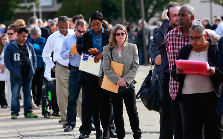 La gente hace cola para entrar en la mega feria de empleo del condado de Nassau, en el Nassau Veterans Memorial Coliseum, en Uniondale, Nueva York, el 7 de octubre de 2014. (Shannon Stapleton/Reuters)