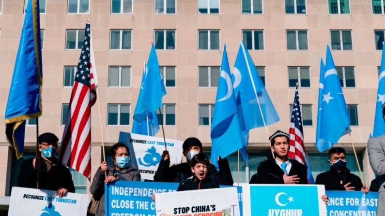 Uigures del Movimiento para el Despertar Nacional del Turkestán Oriental (ETNAM, por sus siglas en inglés) celebran una concentración frente al Departamento de Estado de Estados Unidos para pedir al presidente Joe Biden que aumente la presión sobre el Partido Comunista Chino, en Washington el 5 de febrero de 2021 Alex Edelman/AFP via Getty Images