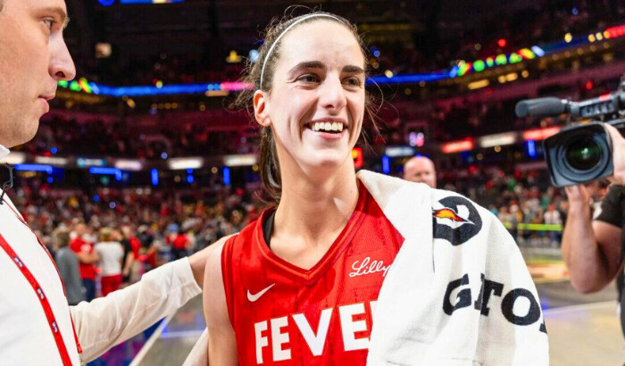 Caitlin Clark #22 de Indiana Fever recibe la pelota del juego después de convertirse en la primera novata en anotar un triple doble contra New York Liberty en Gainbridge Fieldhouse en Indianápolis, Indiana, el 6 de julio de 2024. Michael Hickey/Getty Images