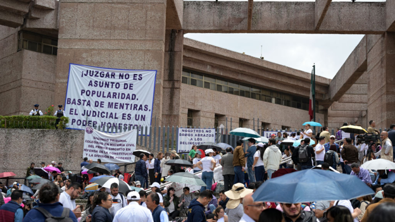 Trabajadores del Poder Judicial en paro indefinido permanecen frente al edificio del Poder Judicial de la Federación en la Ciudad de México el 19 de agosto de 2024. (YURI CORTEZ/AFP vía Getty Images)