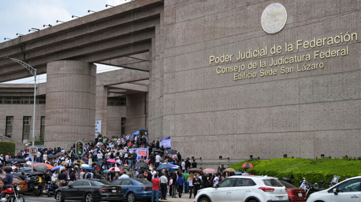 Trabajadores del Poder Judicial en paro indefinido permanecen frente al edificio del Poder Judicial de la Federación en la Ciudad de México el 19 de agosto de 2024. (YURI CORTEZ/AFP vía Getty Images)