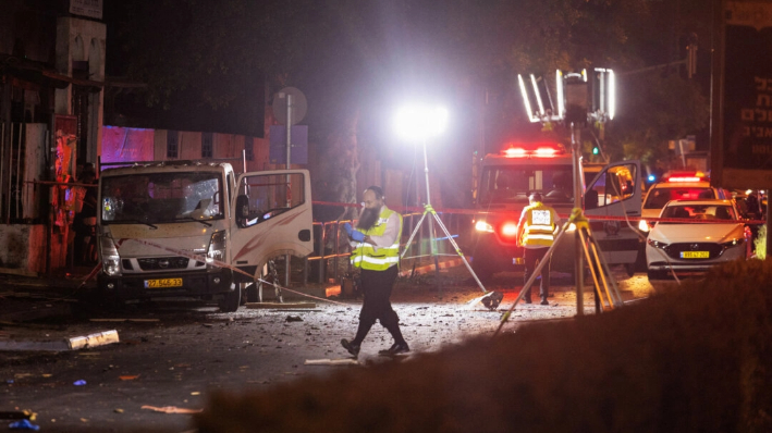 Efectivos de seguridad y emergencia israelíes trabajan en el lugar de la explosión de una bomba en Tel Aviv, Israel, el 18 de agosto de 2024. Moti Milrod/Reuters