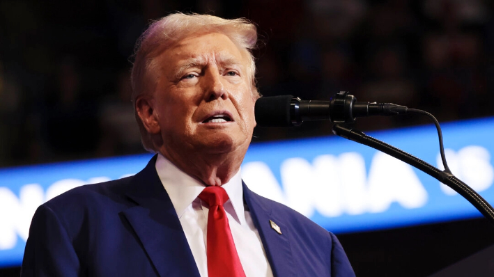 El candidato presidencial y expresidente Donald Trump habla en un acto de campaña en Wilkes Barre, Pensilvania, el 17 de agosto de 2024. Michael M. Santiago/Getty Images