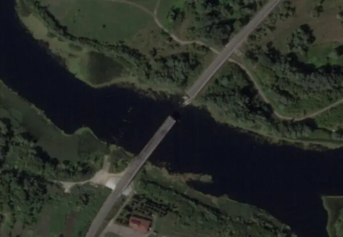 Una imagen de satélite muestra un puente derrumbado sobre el río Seym en el distrito de Glushkovo, tras un ataque ucraniano en la región de Kursk, Rusia, el 17 de agosto de 2024. (2024 Planet Labs Inc./Handout via Reuters)