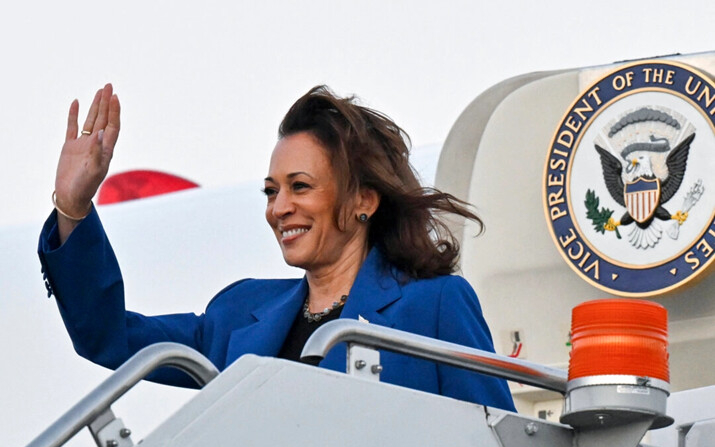 La vicepresidenta y candidata presidencial demócrata Kamala Harris saluda al descender del Air Force Two a su llegada al Aeropuerto Internacional O'Hare de Chicago, el 18 de agosto de 2024. (Robyn Beck/AFP vía Getty Images)