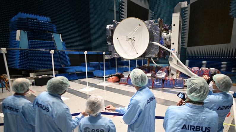 Una fotografía muestra la nave espacial europea JUICE (JUpiter ICy moons Explorer) en una sala blanca de la sede de la ESA (Agencia Espacial Europea) en Toulouse, suroeste de Francia, el 5 de abril de 2022. (Foto de LIONEL BONAVENTURE/AFP vía Getty Images)