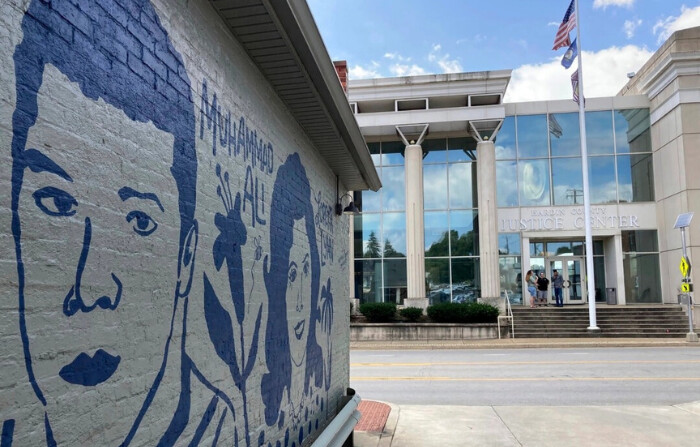 Un mural en un estacionamiento es fotografiado cerca del Centro de Justicia del Condado de Hardin, donde ocurrió un triple tiroteo en Elizabethtown, Kentucky, el 19 de agosto de 2024. Bruce Schreiner/Foto AP
