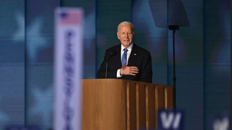 El presidente Joe Biden habla en el escenario durante el primer día de la Convención Nacional Demócrata en el United Center de Chicago, Illinois, el 19 de agosto de 2024. Brandon Bell/Getty Images