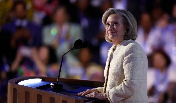 La exsecretaria de Estado de Estados Unidos, Hillary Clinton, habla en el United Center el primer día de la Convención Nacional Demócrata en Chicago el 19 de agosto de 2024. Madalina Vasiliu/The Epoch Times
