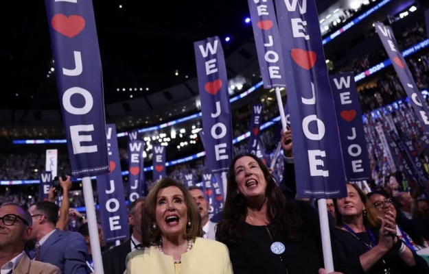 La presidenta emérita Nancy Pelosi sostiene un cartel de Joe Biden durante el primer día de la Convención Nacional Demócrata en el United Center de Chicago, Illinois, el 19 de agosto de 2024. Justin Sullivan/Getty Images