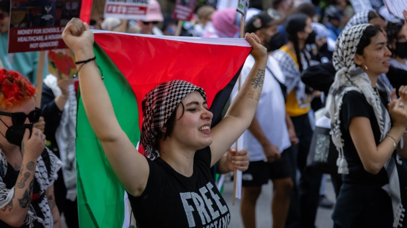 Manifestantes palestinos marchan contra el DNC de 2024 en Chicago, Illinois, el 19 de agosto de 2024. John Fredricks/The Epoch Times
