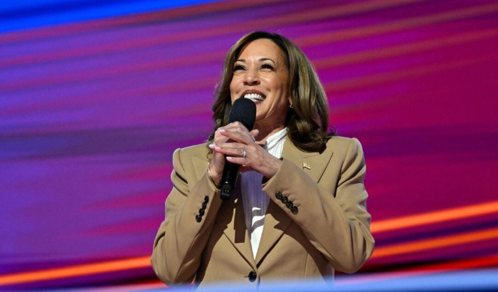 La vicepresidenta de Estados Unidos, Kamala Harris, habla en el primer día de la Convención Nacional Demócrata (DNC) en el United Center de Chicago, Illinois, el 19 de agosto de 2024. Robyn Beck / AFP vía Getty Images
