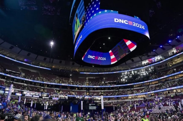 Delegados en el United Center durante el primer día de la Convención Nacional Demócrata en Chicago el 19 de agosto de 2024. Madalina Vasiliu/The Epoch Times