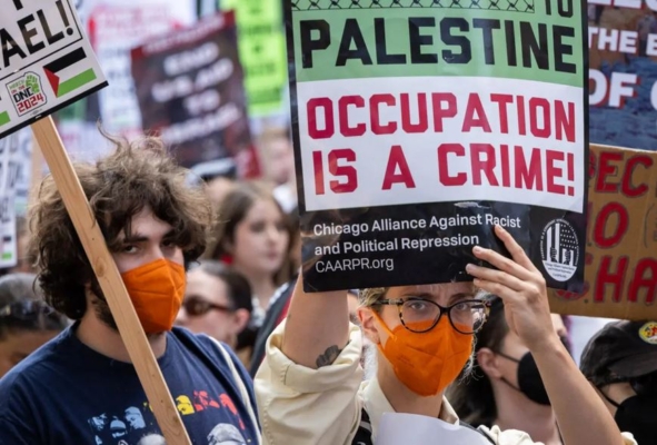 Manifestantes pro-Palestina marchan cerca del recinto del DNC de 2024 en Chicago, Illinois, el 19 de agosto de 2024. John Fredricks/The Epoch Times