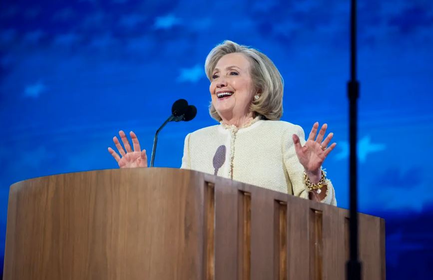 La exsecretaria de Estado de EE. UU. Hillary Clinton habla en el United Center el primer día de la Convención Nacional Demócrata en Chicago el 19 de agosto de 2024. Madalina Vasiliu/The Epoch Times