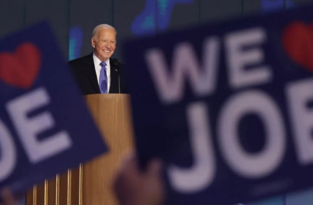 El presidente Joe Biden habla en el escenario durante el primer día de la Convención Nacional Demócrata en el United Center de Chicago, Illinois, el 19 de agosto de 2024. Alex Wong/Getty Images