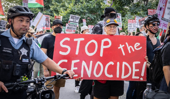 Manifestantes pro palestinos marchan cerca de la Convención Nacional Demócrata en Chicago, Illinois, el 19 de agosto de 2024. John Fredricks/The Epoch Times
