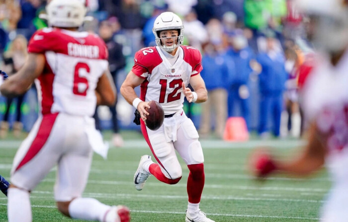 Colt McCoy, quarterback de los Arizona Cardinals, lucha contra los Seattle Seahawks durante la primera mitad de un partido de fútbol americano de la NFL en Seattle, el 21 de noviembre de 2021. (Ted S. Warren/Foto AP). 
