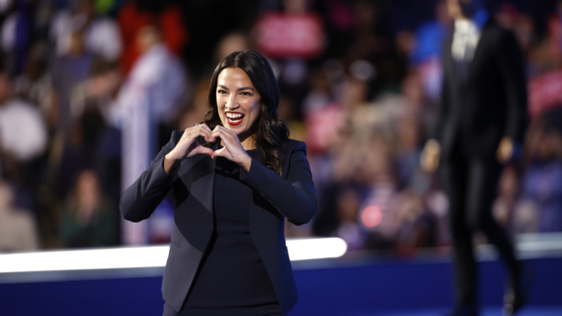 La representante Alexandria Ocasio-Cortez (D-NY) habla en el escenario durante el primer día de la Convención Nacional Demócrata en el United Center el 19 de agosto de 2024 en Chicago, Illinois. (Kevin Dietsch/Getty Images)