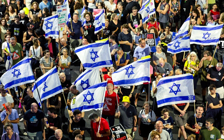 Partidarios y familiares de israelíes tomados como rehenes por terroristas de Hamás en Gaza desde los ataques del 7 de octubre protestan en Tel Aviv, Israel, el 6 de julio de 2024. (Jack Guez/AFP vía Getty Images)