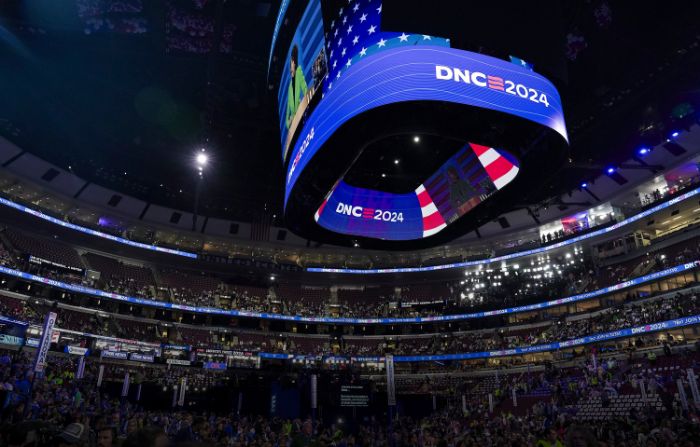 Delegados en el estadio del United Center el primer día de la Convención Nacional Demócrata en Chicago el 19 de agosto de 2024. (Madalina Vasiliu/The Epoch Times)
