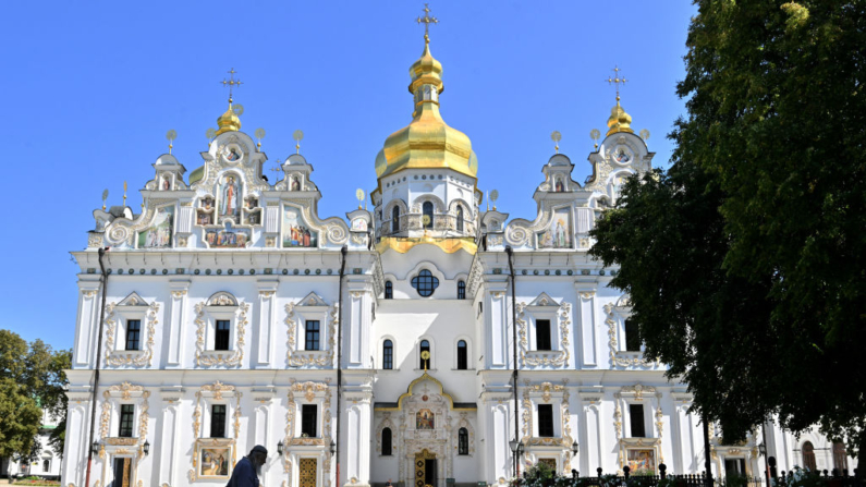 Un monje pasa por la catedral Uspenskyi en Kiev Pechersk Lavra en Kiev el 20 de agosto de 2024. El parlamento de Ucrania votó el 20 de agosto de 2024 a favor de prohibir la Iglesia Ortodoxa Ucraniana vinculada a Rusia. (Sergei Supinsky/AFP vía Getty Images)