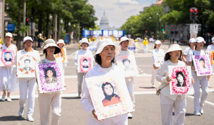 Practicantes de Falun Gong marchan durante un desfile para pedir el fin de la persecución de 25 años del Partido Comunista Chino contra la práctica espiritual en Washington el 11 de julio de 2024. Madalina Vasiliu/La Gran Época