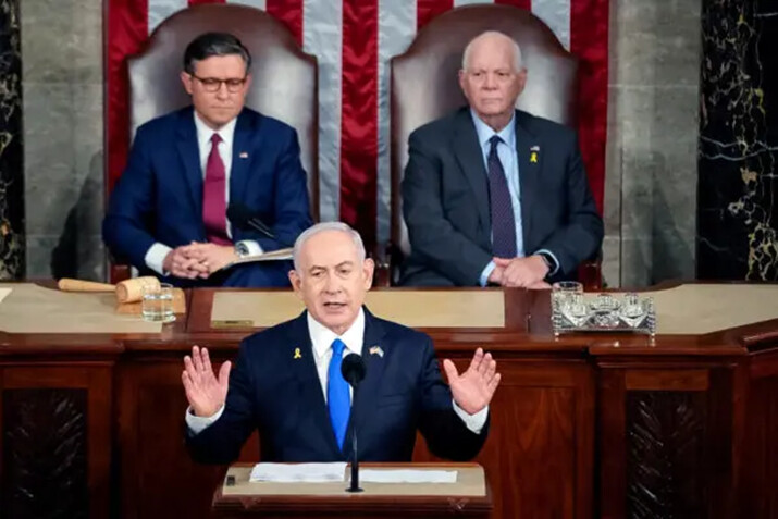 El primer ministro israelí Benjamin Netanyahu (centro) se dirige al Congreso mientras el presidente de la Cámara de Representantes Mike Johnson (izq.) y el senador estadounidense Ben Cardin (der.) escuchan en la cámara de la Cámara de Representantes del Capitolio de EE.UU., el 24 de julio de 2024. (Kent Nishimura/Getty Images)