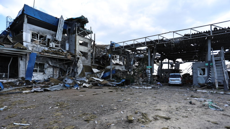 Esta fotografía tomada el 16 de agosto de 2024, durante una gira de medios organizada por Ucrania, muestra un puesto fronterizo destruido cerca de la ciudad rusa de Sudzha, en la región de Kursk (Yan Dobronosov/AFP vía Getty Images)