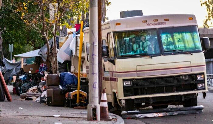 Personas sin hogar viven en casas rodantes en Los Ángeles, el 20 de enero de 2022. (John Fredricks/ The Epoch Times)