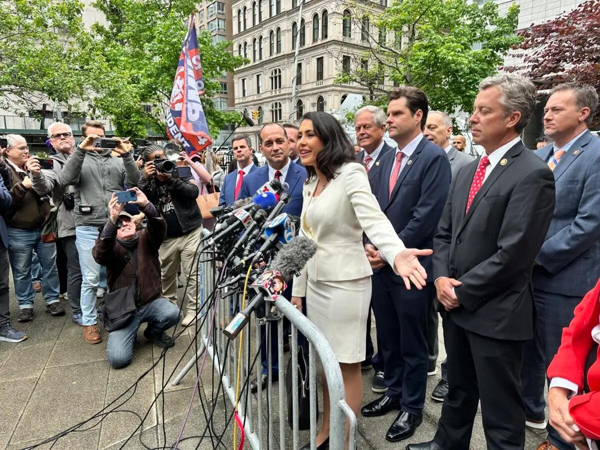 La representante Anna Paulina Luna (R-Fla.) y miembros del House Freedom Caucus se dirigen a la prensa fuera de la Corte Penal de Manhattan en apoyo al expresidente Donald Trump, en Nueva York el 16 de mayo de 2024. Juliette Fairley/The Epoch Times