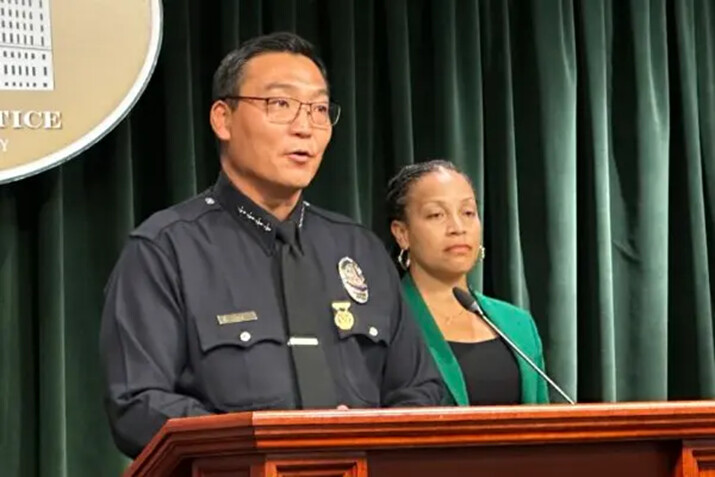 El jefe de la policía de Los Ángeles, Dominic Choi, habla en una rueda de prensa en el Salón de la Justicia de Los Ángeles, el 19 de agosto de 2024. (Jill McLaughlin/The Epoch Times)