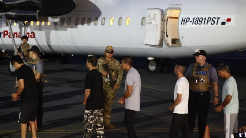 Migrantes esposados antes de ser deportados en el aeropuerto Marcos A. Gelabert en Ciudad de Panamá (Panamá). EFE/ Bienvenido Velasco