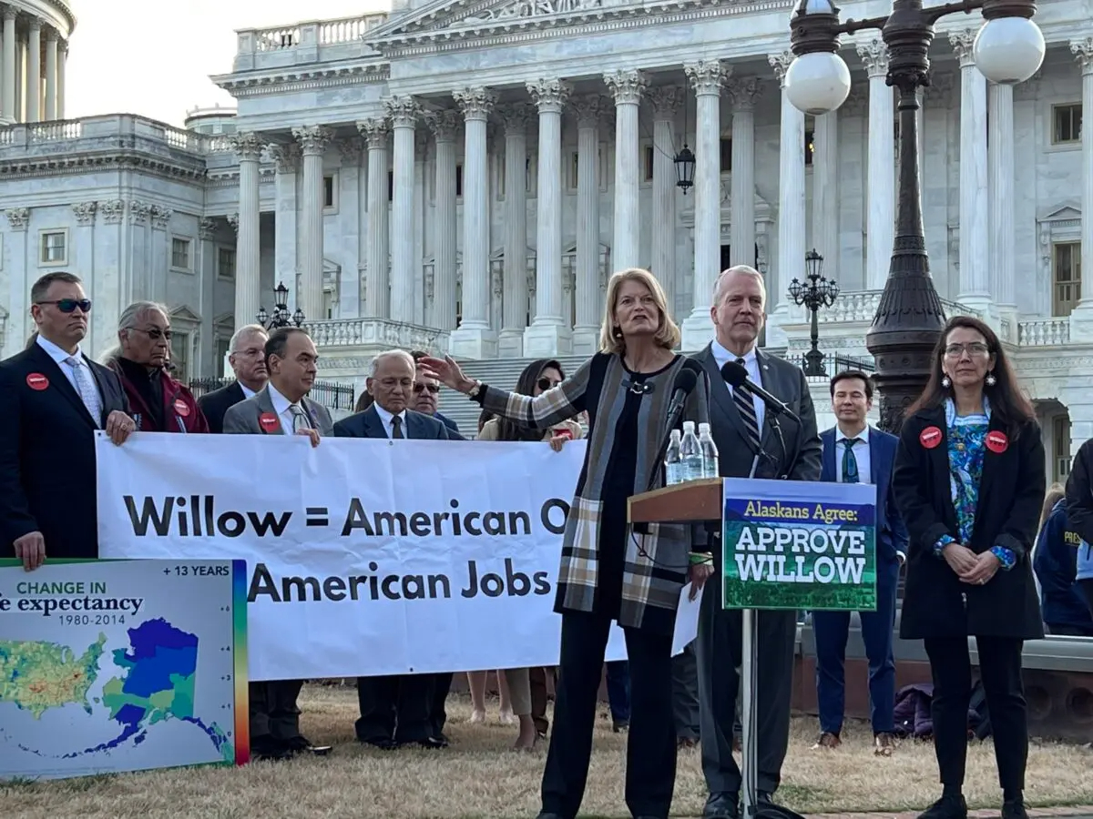 Los senadores republicanos de Alaska Lisa Murkowski y Dan Sullivan, y la representante demócrata Mary Peltola, ante un contingente de habitantes de Alaska que viajaron más de 6000 km a Washington para pedir al presidente Joe Biden que apruebe el proyecto Willow, de 8000 millones de dólares y 556 acres de extensión, en el extremo occidental del North Slope, el 1 de marzo de 2023. Madalina Vasiliu/The Epoch Times