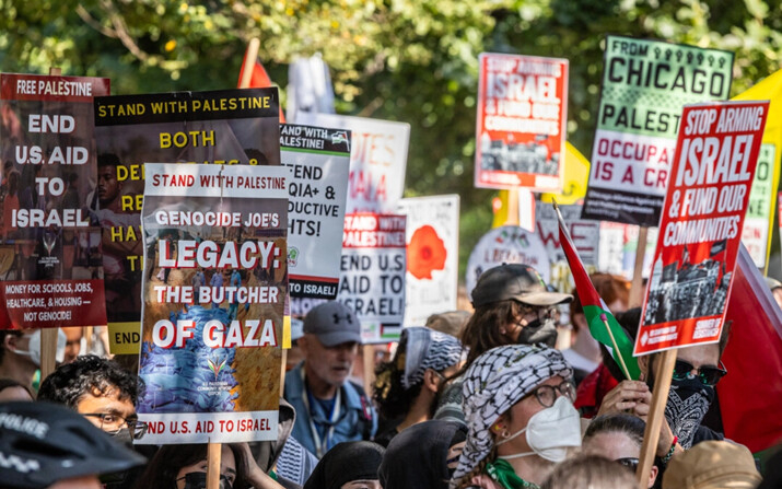 Manifestantes pro-palestinos marchan cerca del sitio de la Convención Nacional Demócrata de 2024, en Chicago, el 19 de agosto de 2024. (John Fredricks/The Epoch Times)