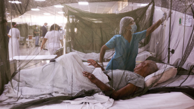 Una enfermera atiende a un paciente con dengue en el Hospital Nacional Sergio Bernales, en las afueras de Lima (Perú), el 17 de abril de 2024. (Juan Carlos Cisneros/AFP vía Getty Images)