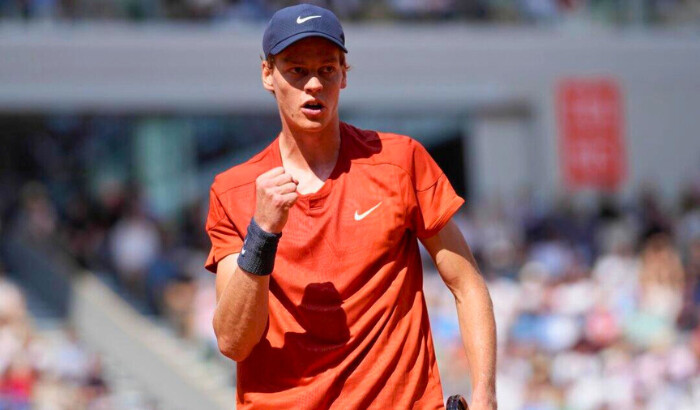 El italiano Jannik Sinner aprieta el puño después de anotar un punto contra el búlgaro Grigor Dimitrov durante su partido de cuartos de final del torneo de tenis Abierto de Francia en el estadio Roland Garros de París el 4 de junio de 2024. (Christophe Ena/Foto AP)