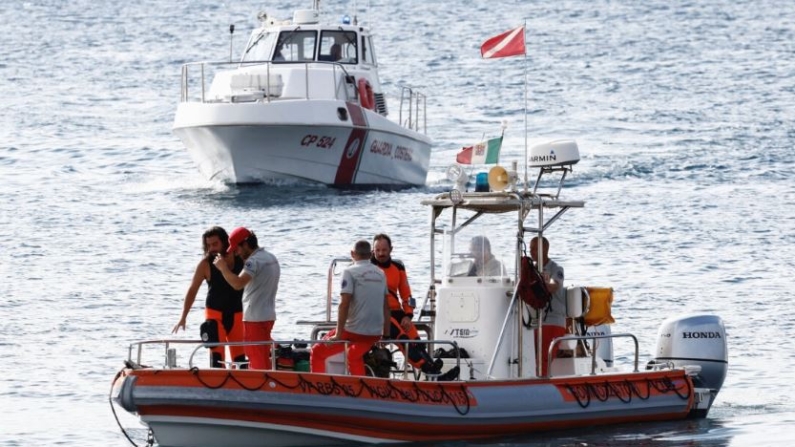 Personal de rescate opera en botes en el mar cerca del lugar donde se hundió un yate de lujo, frente a la costa de Porticello, cerca de la ciudad siciliana de Palermo, Italia, el 20 de agosto de 2024. (Guglielmo Mangiapane/Reuter)